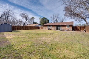 3 Mi to Dtwn Denton: Getaway w/ Furnished Patio!