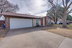 3 Mi to Dtwn Denton: Getaway w/ Furnished Patio!