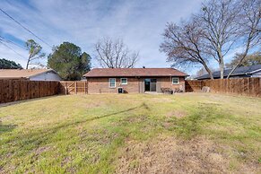 3 Mi to Dtwn Denton: Getaway w/ Furnished Patio!