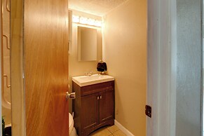 3 Mi to Dtwn Denton: Getaway w/ Furnished Patio!