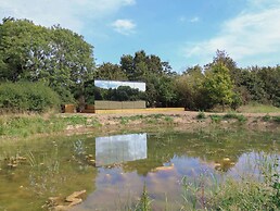 Pound Farm Mirror Houses: Pond ÖÖD