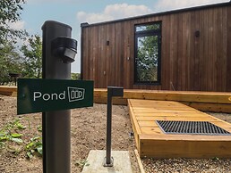 Pound Farm Mirror Houses: Pond ÖÖD