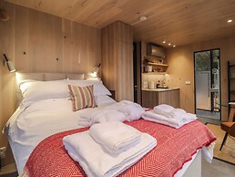 Pound Farm Mirror Houses: Pond ÖÖD