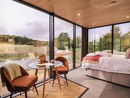 Pound Farm Mirror Houses: Pond ÖÖD