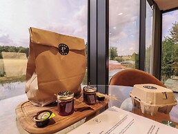 Pound Farm Mirror Houses: Pond ÖÖD