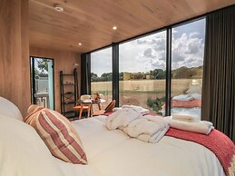 Pound Farm Mirror Houses: Pond ÖÖD