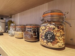 Pound Farm Mirror Houses: Pond ÖÖD