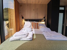 Pound Farm Mirror Houses: Meadow ÖÖD