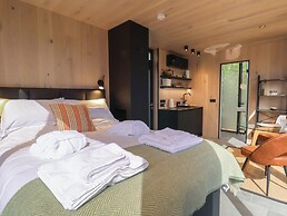 Pound Farm Mirror Houses: Meadow ÖÖD