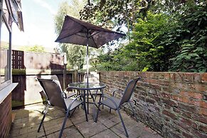 New Tower House- 10 Pear Tree Court