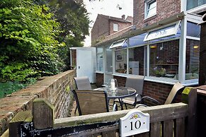 New Tower House- 10 Pear Tree Court