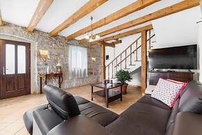 Holiday House with Pool Villa Ladybug