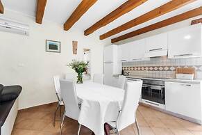 Holiday House with Pool Villa Ladybug