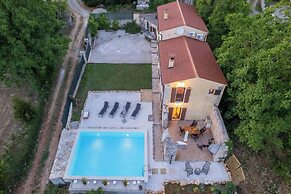 Holiday House with Pool Villa Ladybug