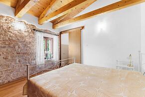 Holiday House with Pool Villa Ladybug