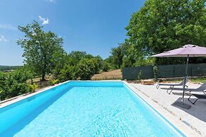 Holiday House with Pool Villa Ladybug