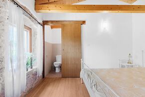 Holiday House with Pool Villa Ladybug