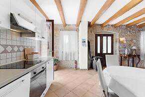 Holiday House with Pool Villa Ladybug