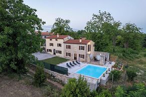 Holiday House with Pool Villa Ladybug