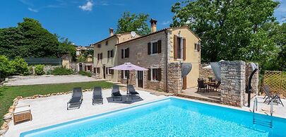 Holiday House with Pool Villa Ladybug