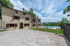 Holiday House with Pool Villa Ladybug