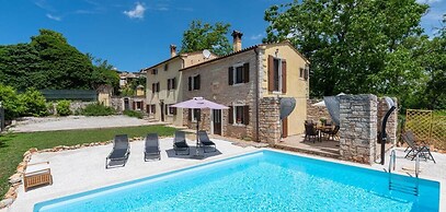 Holiday House with Pool Villa Ladybug