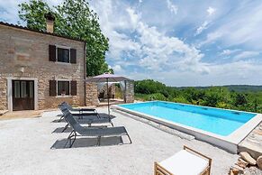 Holiday House with Pool Villa Ladybug
