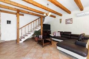 Holiday House with Pool Villa Ladybug