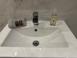Luxury Full Apartment Free Secure Parking King bed