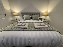 Luxury Full Apartment Free Secure Parking King bed