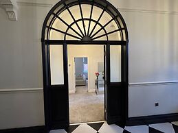 Luxury Full Apartment Free Secure Parking King bed