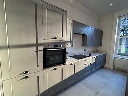 Luxury Full Apartment Free Secure Parking King bed