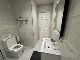 Luxury Full Apartment Free Secure Parking King bed