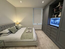 Luxury Full Apartment Free Secure Parking King bed
