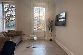 Luxury Full Apartment Free Secure Parking King bed