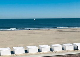 Apartment in Wenduine With Stunning Sea Views