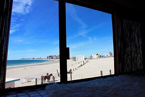 Mid-century Ocean View Apartment