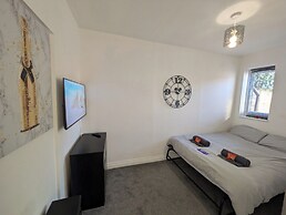 1-bed Retreat - Hot Tub, Private Garden & Bbq