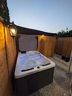 1-bed Retreat - Hot Tub, Private Garden & Bbq