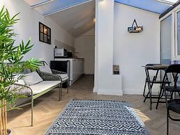 1-bed Retreat - Hot Tub, Private Garden & Bbq