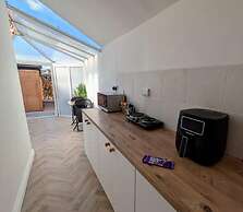 1-bed Retreat - Hot Tub, Private Garden & Bbq