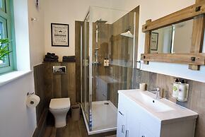 Tring Grange Cottage - Sleeps 2 - Onsite Parking