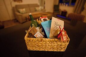 Tring Grange Cottage - Sleeps 2 - Onsite Parking