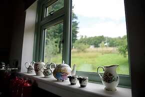 Tring Grange Cottage - Sleeps 2 - Onsite Parking