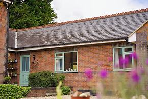Tring Grange Cottage - Sleeps 2 - Onsite Parking