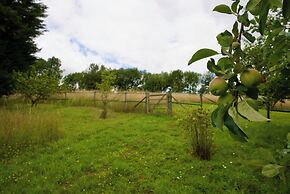 Tring Grange Cottage - Sleeps 2 - Onsite Parking