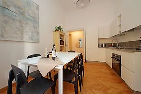 Treasurerome Adriana Charme 4br