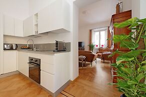 Treasurerome Adriana Charme 4br