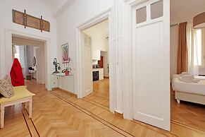 Treasurerome Adriana Charme 4br