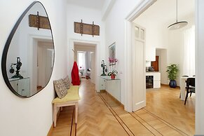 Treasurerome Adriana Charme 4br